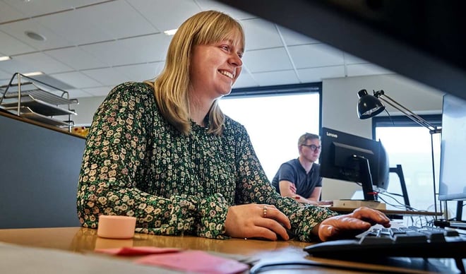 Kvinde laver en virksomhedstilfredshedsundersøgelse 